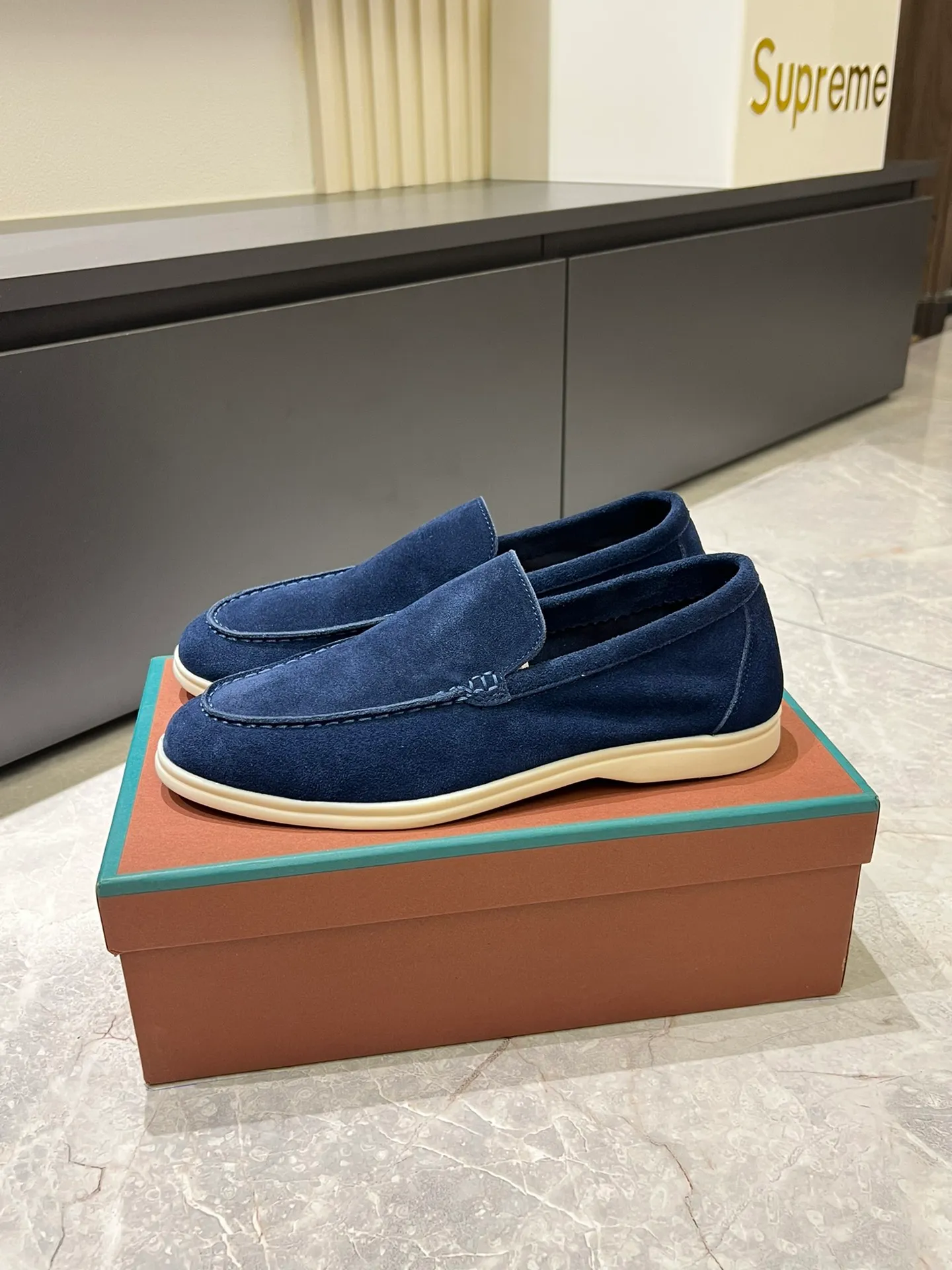 Men's shoes 💰p360 "Loro men's shoes 💰pian'*" Classic L men's shoes for couples 💰p Top version British flat loafers, a must-have item in old money style, the minimalist design is eye-catching and durable, a plus point for dressing The soft foot feel and texture are outstanding. They don’t scratch your feet and are very nice. They are matched with soft and waxy soles. They can be worn daily for a long time without getting tired. They are easy to wear, versatile and classic items, with perfect foot feel and texture! Imported cashmere fabric, the lining is made of imported A-grade water-dyed cow lining, the top version of the genuine leather midsole is sewn with pure handmade mark thread! Size: Female 35-40 (34. Customized) Male 38-44 (45.46. Customized)